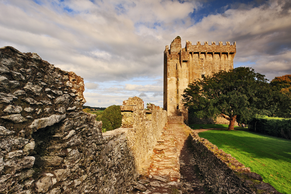 The blarney stone. Бларни Стоун. Камень в замке Бларни. Замок Бларни Испания. Камень красноречия в Ирландии.