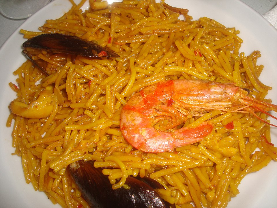Fideos dish with noodles and prawns 