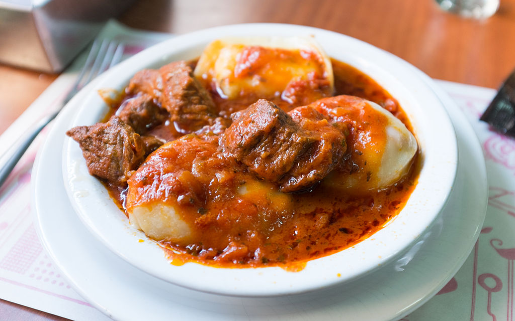 Sorrentinos in red sauce with beef chunks 